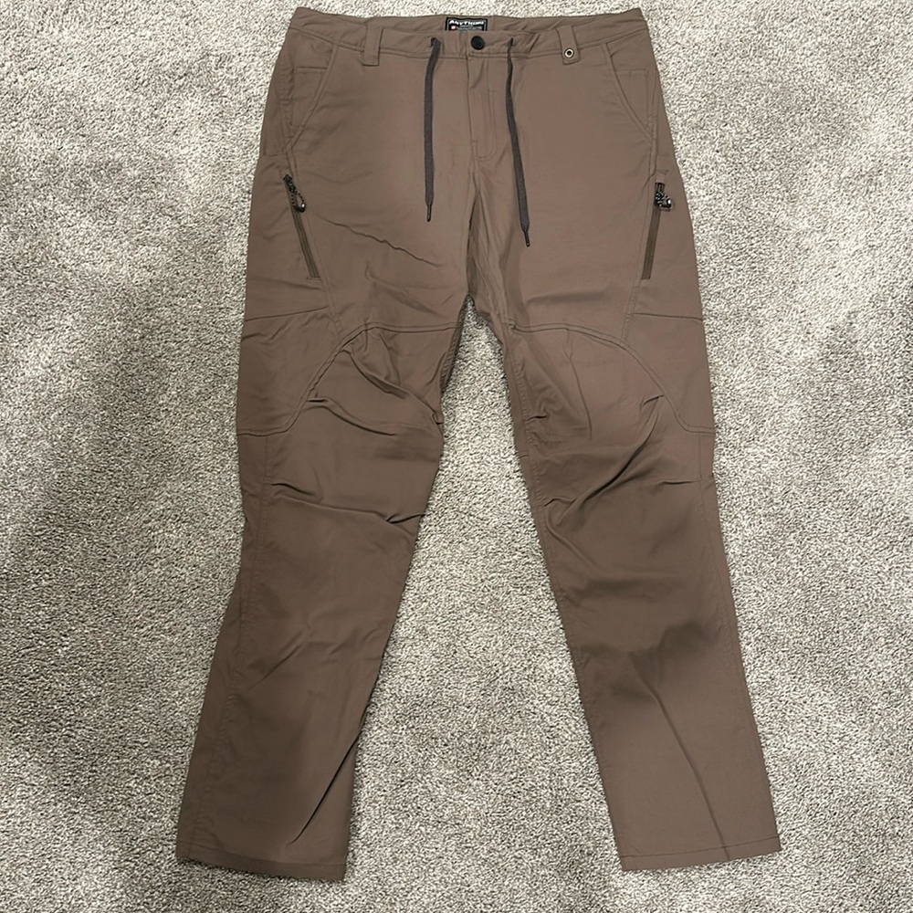 686 Anything Collection Technical Apparel Men’s size 34/36